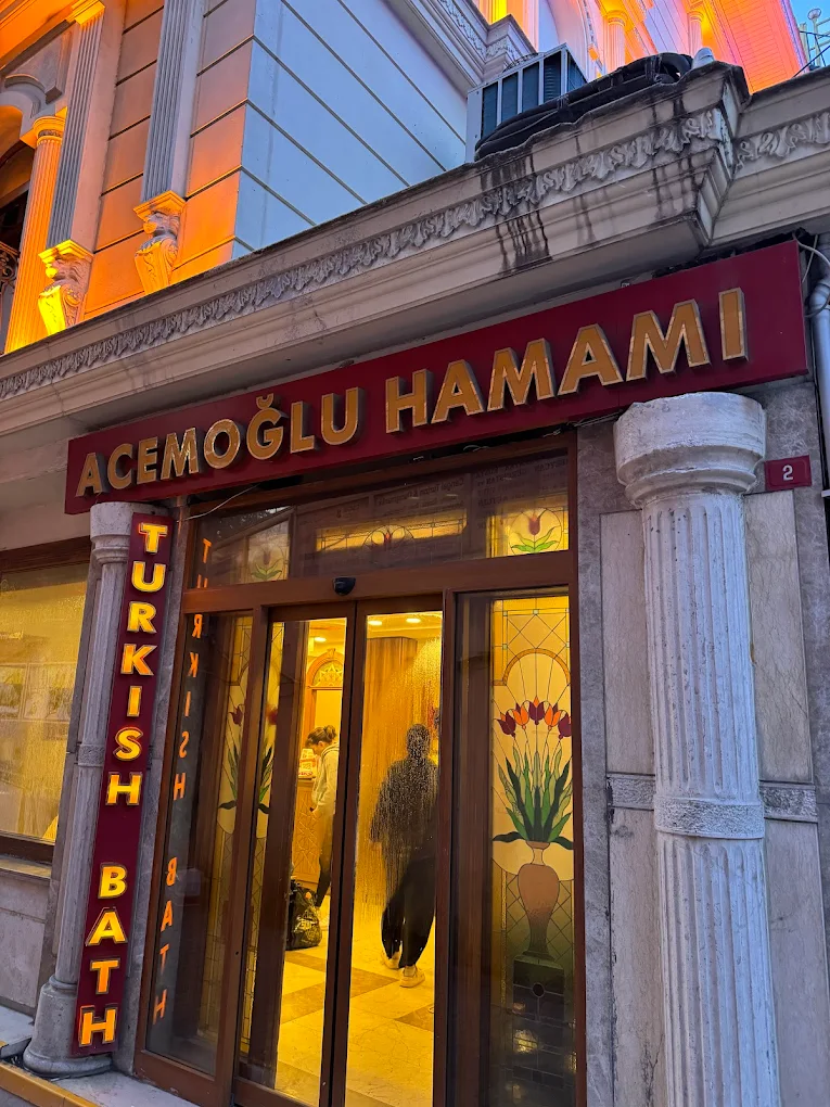 10 Nuevas Tendencias que Combinan la Experiencia Tradicional del Hamam con el Confort Moderno del Spa en Estambul Dış cephesi ve tabelasıyla Acemoğlu Hamamı girişi.